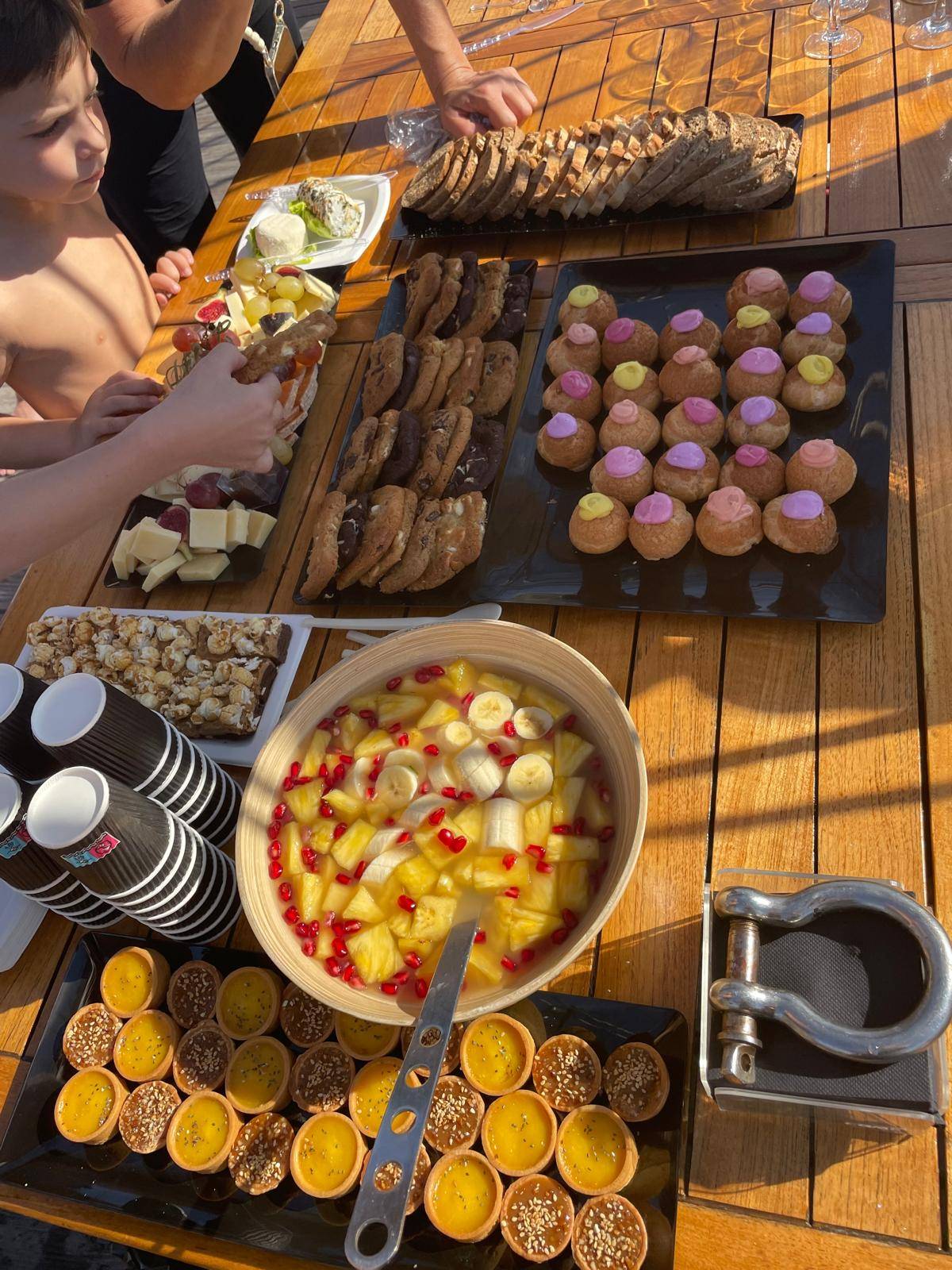 Traiteur pour un buffet froid clés en main pour une sortie bateau à Marseille