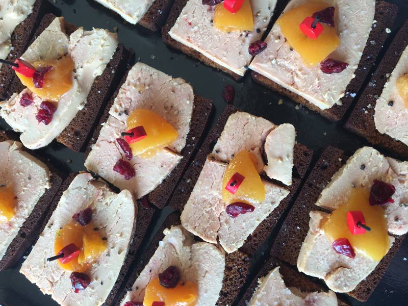 foie gras sur toast de pain d'épices abricot au whiskey
